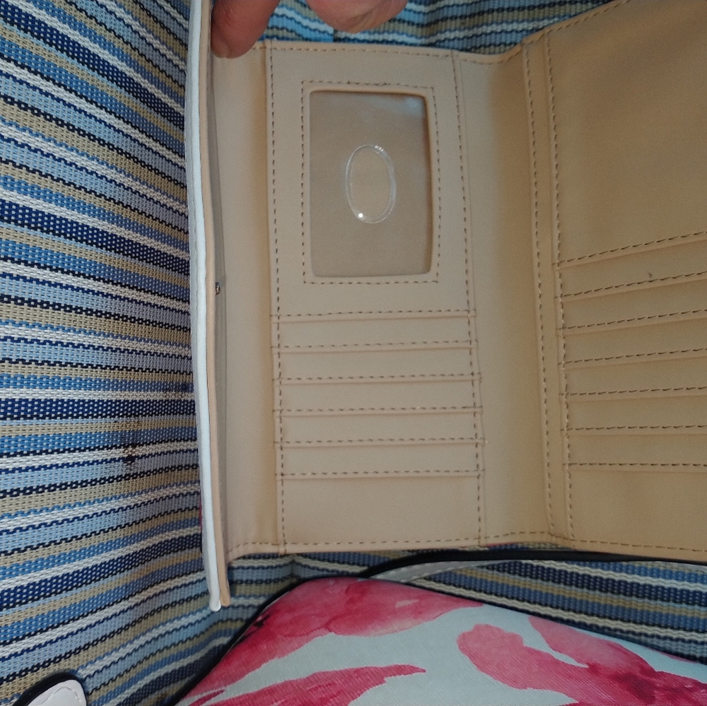 Guess - Picture 4 of 11